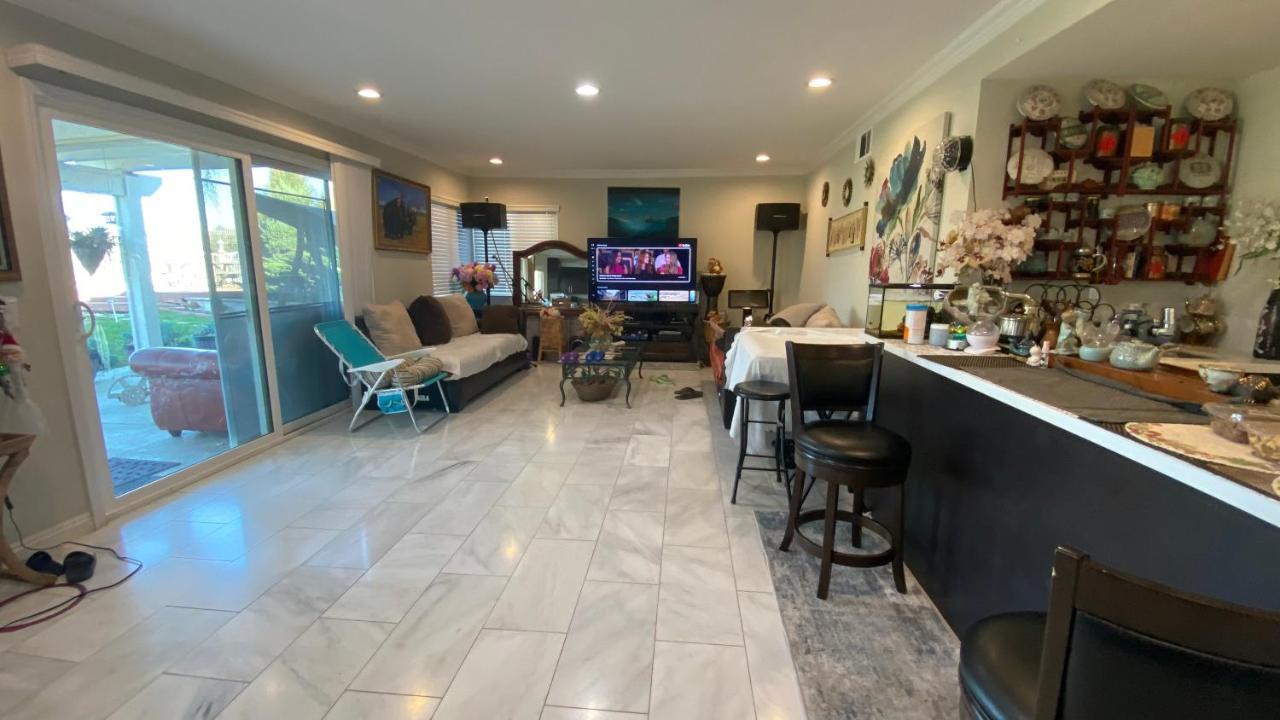 King Bed Big Room Chino Hills Exterior foto