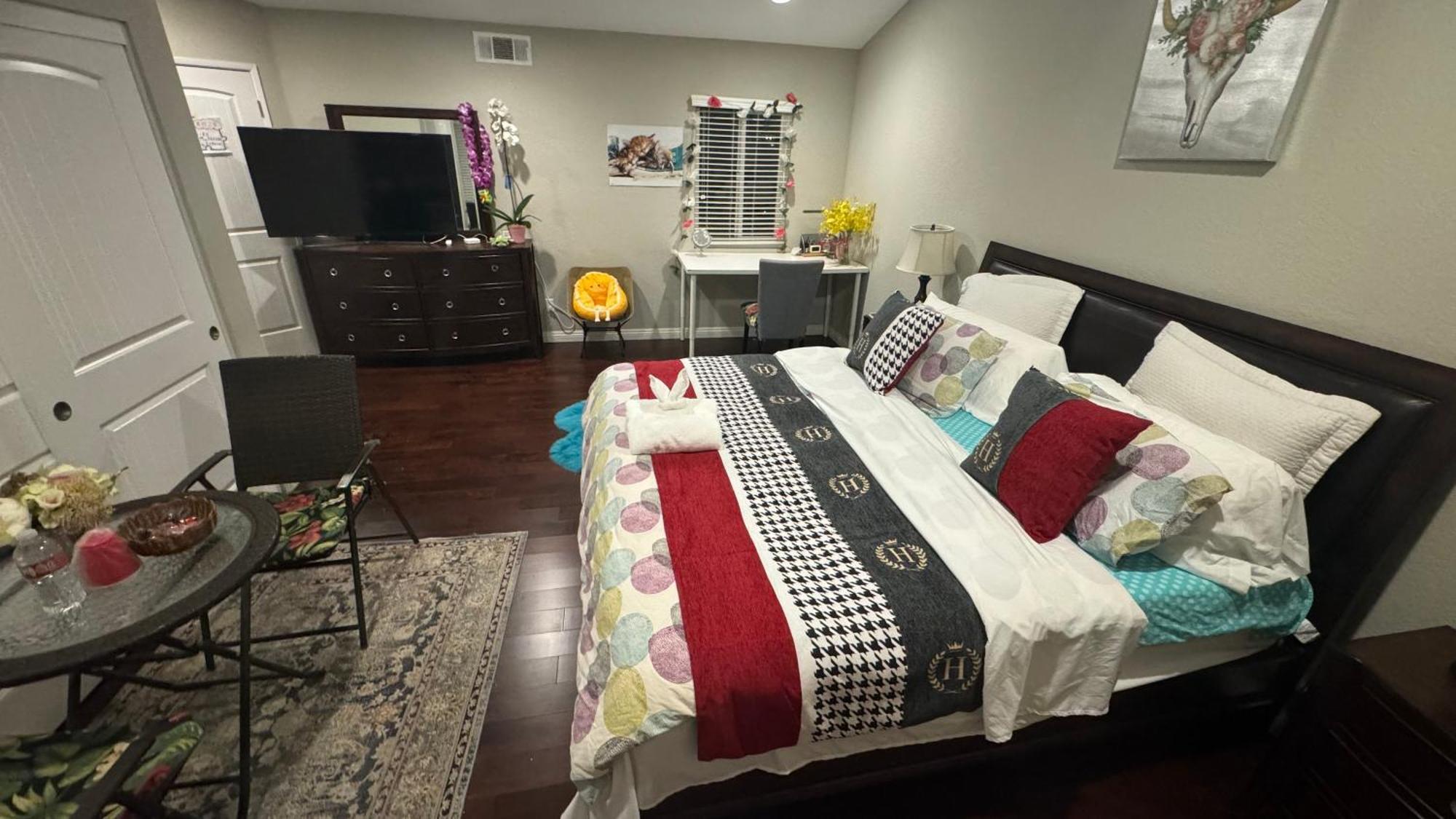 King Bed Big Room Chino Hills Exterior foto